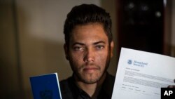 Marcos Marzo muestra su pasaporte y su permiso para viajar de Cuba a EEUU bajo el nuevo programa de parole humanitario, el 25 de enero de 2023.