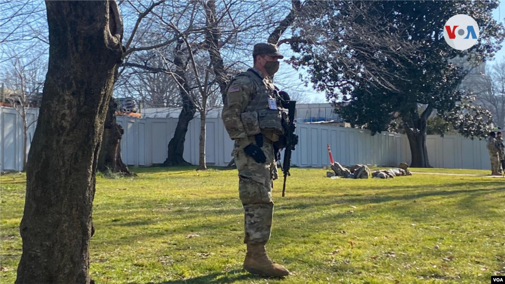 Un militar armado se mantiene en guardia en los alrededores del Capitolio. 14 de enero de 2021. Foto: Celia Mendoza. 