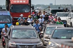 Warga yang mengungsi akibat terdampak banjir dari Jiujiang, provinsi Jiangxi tengah, China, tiba di Pulau Jiangzhouzhen dengan feri, setelah menyeberangi Sungai Yangtze, 17 Juli 2020.