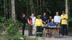 Presiden Amerika Serikat Joe Biden menandatangani proklamasi yang menetapkan tanggal 17 November sebagai Hari Konservasi Internasional selama tur di Museu da Amazonia saat ia mengunjungi Hutan Hujan Amazon di Manaus, Brazil, 17 November 2024. (SAUL LOEB / AFP)