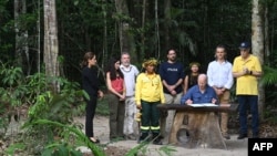 Presiden Amerika Serikat Joe Biden menandatangani proklamasi yang menetapkan tanggal 17 November sebagai Hari Konservasi Internasional selama tur di Museu da Amazonia saat ia mengunjungi Hutan Hujan Amazon di Manaus, Brazil, 17 November 2024. (SAUL LOEB / AFP)