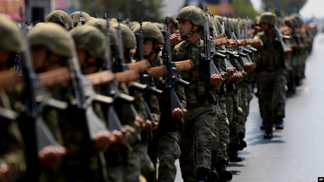 ARSIP - Serdadu-serdadu Turki mengambil bagian dalam parade militer tahunan yang menjadi puncak perayaan yang menandakan ulangtahun ke-42 invasi Turki tahun 1974 ke bagian utara Nicosia yang dikontrol Turki hari Rabu, 20 Juli 2016 (foto: AP Photo/Petros Karadjias)