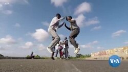 Une route de township transformée en club de fitness au Zimbabwe