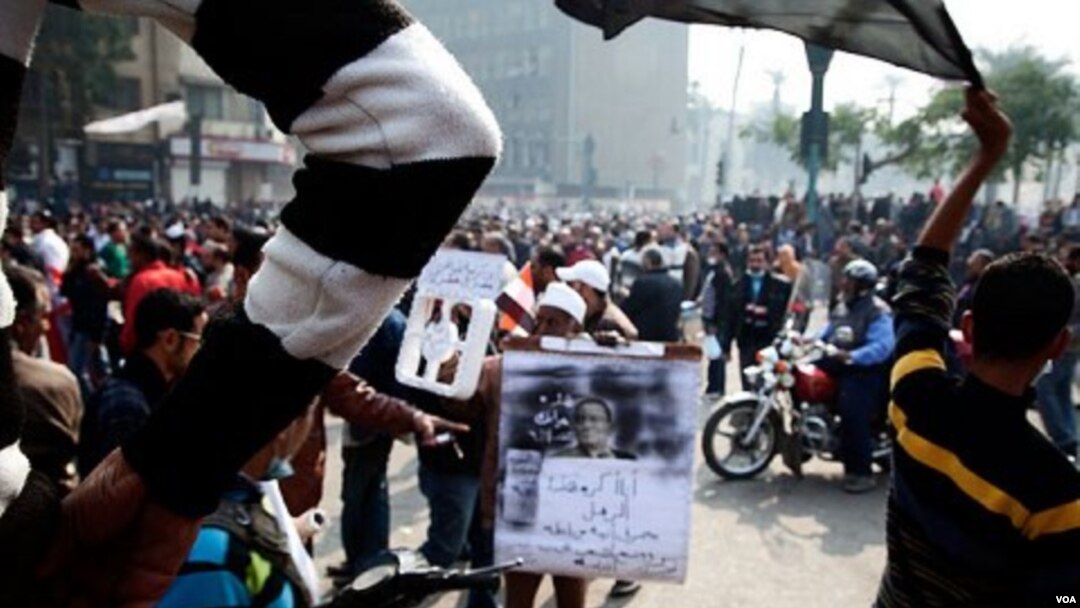 Demonstran Mesir bertahan di Lapangan Tahrir, Kairo untuk menuntut mundurnya dewan militer Mesir.