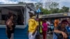 Juan Yainier Antomarchi Núñez (centro), camina en La Habana, Cuba, el jueves 16 de enero de 2025, tras ser liberado condicionalmente por participar en las protestas antigubernamentales del 11 de julio de 2021. (Foto AP/Ramon Espinosa).