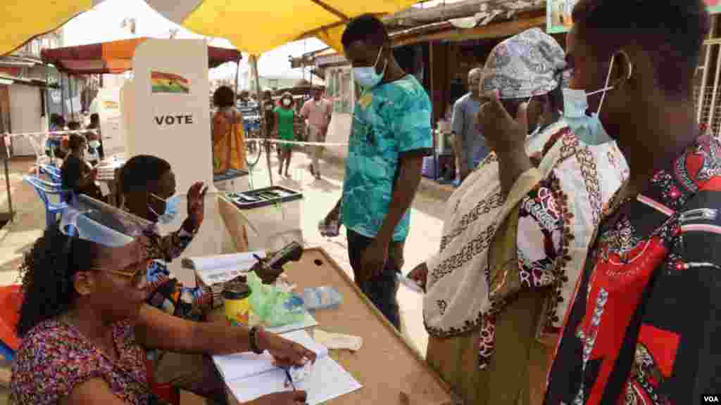 People wait in line to vote on election day in Accra, Ghana, Dec. 7, 2020. (Photo: Peter Clottey, Isaah Ali / VOA)