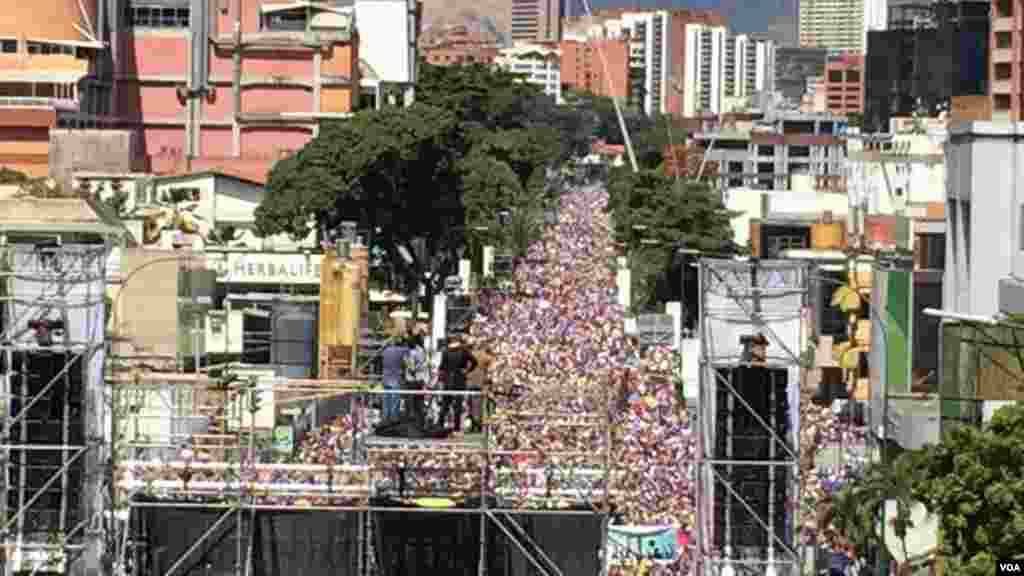 La convocatoria la hizo el presidente encargado, Juan Guaidó, para &quot;para mostrar nuestro agradecimiento al respaldo que nos ha dado el Parlamento Europeo&quot; y seguir luchando por la ayuda humanitaria.