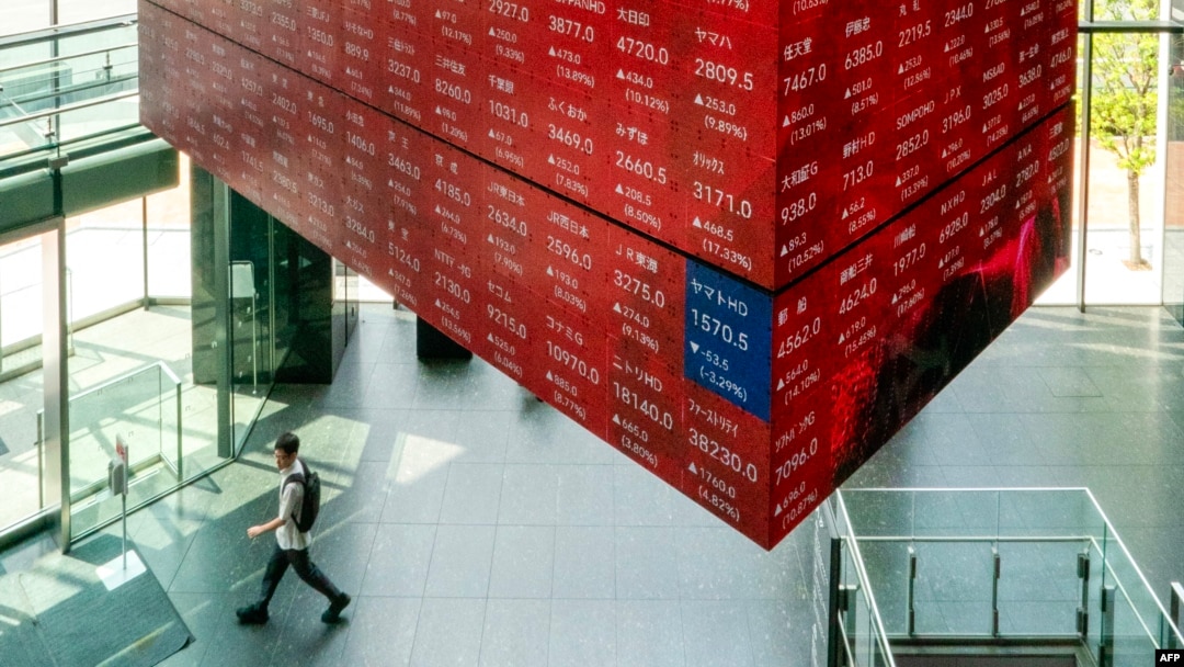 Los tableros electrónicos de cotización muestran los precios de las acciones del Nikkei 225 en la Bolsa de Valores de Tokio en Tokio el 6 de agosto de 2024. Las acciones de Tokio subieron luego de una liquidación récord el día anterior.