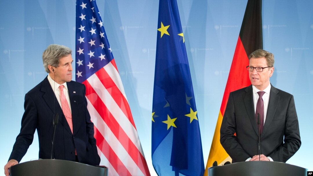 Menlu Jerman Guido Westerwelle dan Menlu AS John Kerry dalam jumpa pers di kantor Deplu Jerman di Berlin (26/2).