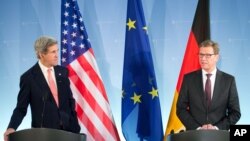 Menlu Jerman Guido Westerwelle dan Menlu AS John Kerry dalam jumpa pers di kantor Deplu Jerman di Berlin (26/2).