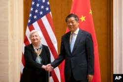 资料照：2023年7月8日，中国副总理何立峰在钓鱼台国宾馆与来访的美国财政部长耶伦握手。