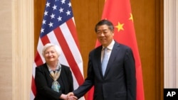 Menteri Keuangan AS Janet Yellen (kiri) berjabat tangan dengan Wakil Perdana Menteri China He Lifeng dalam pertemuan di Beijing, China, pada 8 Juli 2023. (Foto: AP/Mark Schiefelbein)