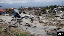 Seorang lelaki berjalan di Balaroa, salah satu daerah terdampak gempa di Palu. (Foto: dok).