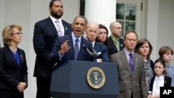 El presidente Barack Obama habló desde la Casa Blanca junto a un grupo de padres quienes perdieron a alguno de sus hijos en la masacre de Newtown, el pasado mes de diciembre de 2012. 