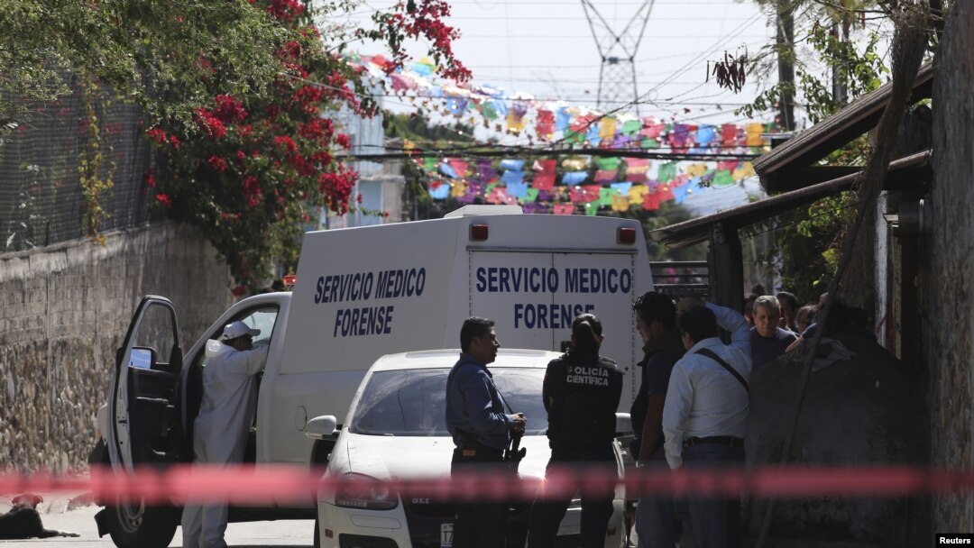 Las autoridades identificaron a cuatro individuos que ingresaron armados al domicilio de la alcaldesa, Gisela Mota y dispararon a matar. Temixco es un poblado donde proliferan las bandas criminales, entre ellas Guerreros Unidos.