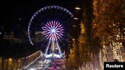 Les Champs Elysées à Paris, en France, le 21 novembre 2016.