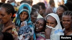Pengungsi Ethiopia yang meninggalkan wilayah Tigray, antre untuk mendapatkan makanan di kamp Um Rakouba di dekat perbatasan Sudan (29/11). 