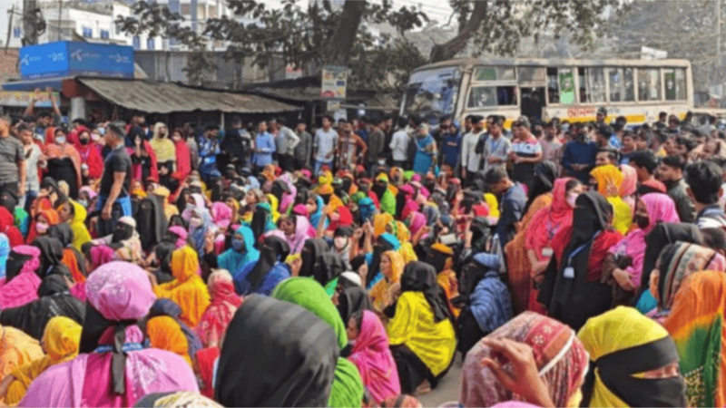 ফতুল্লায় কারখানা বন্ধ ও ছাঁটাইকে কেন্দ্র করে পোশাক শ্রমিকদের বিক্ষোভ