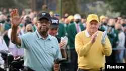 Lee Elder, à gauche, et Jack Nicklaus lors d'un match de gala de Golf, USA, le 8 avril 2021.