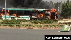 Un bus a été brûlé par les manifestants au carrefour GTA à Lomé, au Togo, le 28 février 2017. (VOA/Kayi Lawson)