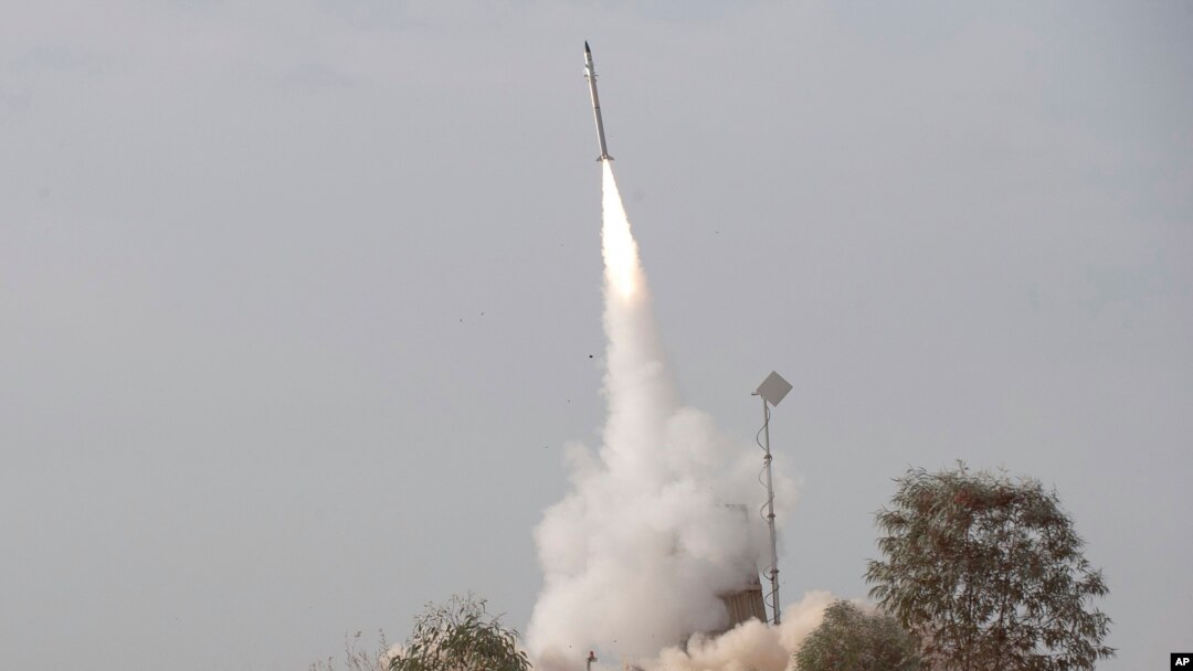 Misil Israel diluncurkan dekat Kota Be'er Sheva, di selatan Israel, 17 November 2012. 