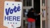 Një punonjëse zgjedhore përgatit qendrën e votimit gjatë zgjedhjeve paraprake në Karolinën e Veriut 