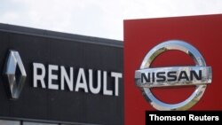 FOTO DE ARCHIVO: Los logotipos de los fabricantes de automóviles Nissan y Renault en un concesionario de Kiev.