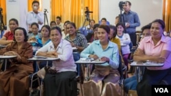 Some commune councilors of the Cambodia National Rescue Party (CNRP) from the provinces attend a women empowerment workshop at the CNRP's headquarters in Phnom Penh on Wednesday, August 10, 2016. (Leng Len/VOA Khmer) 