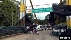 En esta foto de archivo del 9 de octubre, de 2016, se ve gente caminando en el puente internacional sobre el río San Miguel en el Putumayo, Colombia.