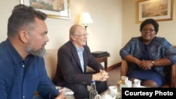 Mrs. Joice Mujuru and Guy Watson Smith and his colleague in London. (Courtesy Photo: Violet Gonda)