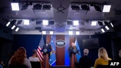 로이드 오스틴(왼쪽) 미 국방장관과 마크 밀리 합참의장이 1일 펜타곤에서 기자회견하고 있다. 