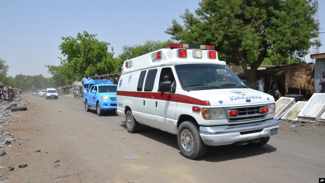 Petugas medis tiba di lokasi serangan bunuh diri dekat pasar di Maiduguri, Nigeria (2/7). Sebelumnya kawanan bersenjata menembak mati hampir 100 orang di kota Kukawa.