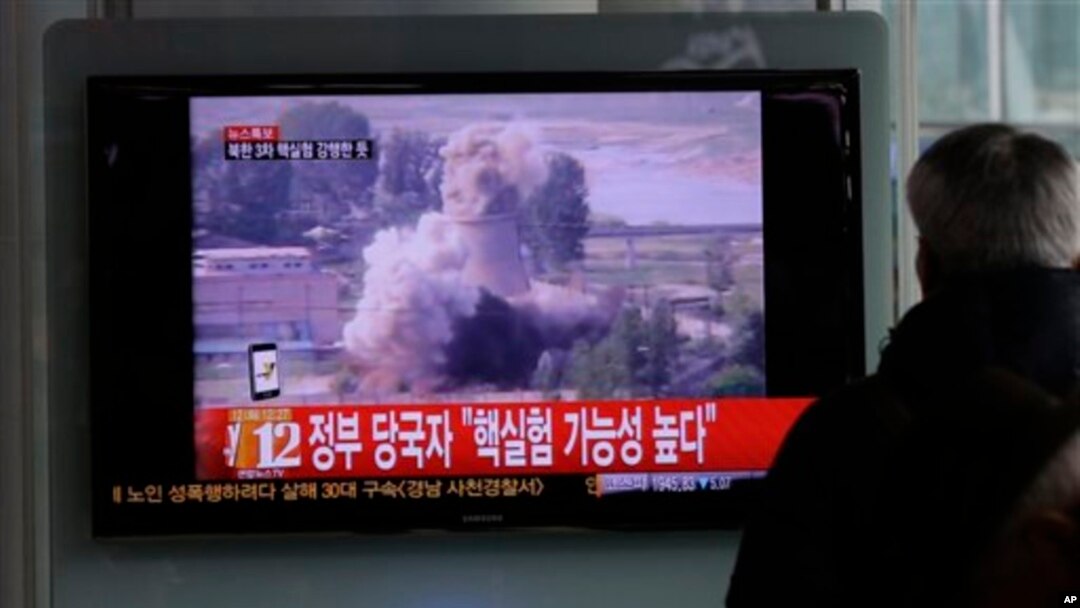 Seorang warga Korsel tengah menyaksikan penayangan berita di sebuah stasiun kereta di Seoul (12/2). Televisi tersebut menyajikan berita terkait perkembangan situasi nuklir Korut dari kompleks nuklir Yongbyon dan kemungkinan test nuklir Korea Utara. (AP Photo/Lee Jin-man). 