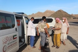 Riyadh Al-Jaridi, the Health Director of Hadramout province, gives instructions to aid workers, May 1, 2020. (Courtesy of Hadramout's health department)