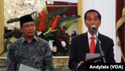 Presiden Joko Widodo didampingi Menteri Agama Lukman Hakim Syaifuddin memberikan keterangan soal turunnya biaya ibadah Haji di Istana Merdeka Jakarta, 27 Mei 2015 (Foto: VOA/Andylala)