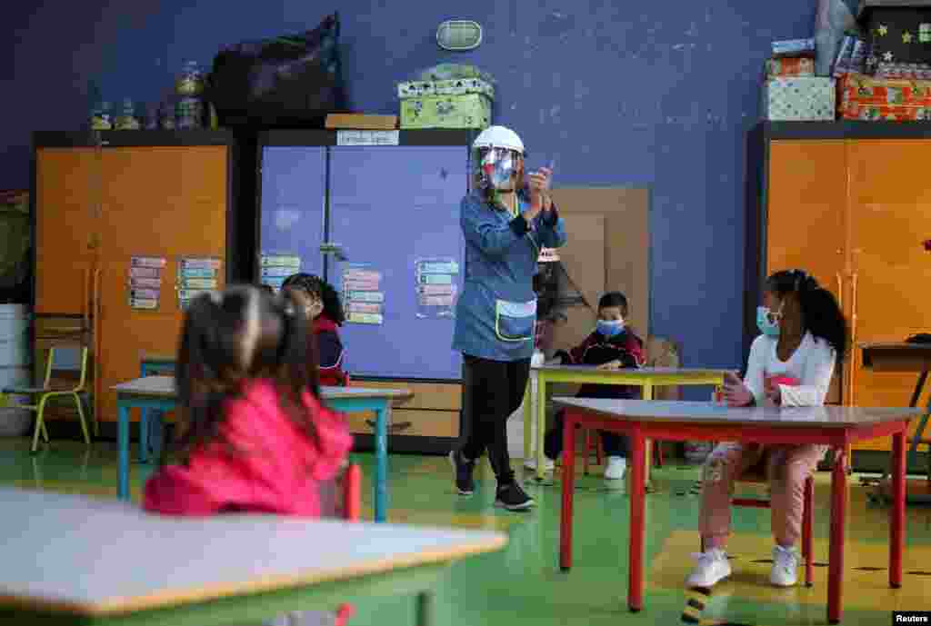 Poco a poco empiezan a levantarse algunas de las restricciones por el COVID-19 en distintos pa&#237;ses. En Bogot&#225;, Colombia, estos estudiantes est&#225;n recibiendo clases presenciales en una escuela p&#250;blica, manteniendo el distanciamiento social.