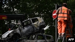 Radnici popravljaju semafore i odvoze zapaljena vozila (Foto: AFP/Philippe LOPEZ)