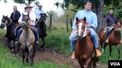 Los presidentes de Chile, Sebastián Piñera, y de Ecuador, Rafael, druante una cabalgata en la región chilena de Los Ríos.