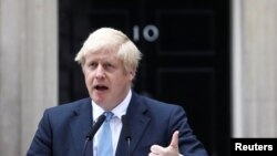 보리스 존슨 영국 총리가 2일 런던 총리관저에서 기자회견을 했다.