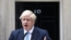 El primer ministro británico Boris Johnson habla con periodistas afuera de la residencia oficial de los líderes de su país, en el número 10 de Downing St., en Londres. 2 de septiembre de 2019. 