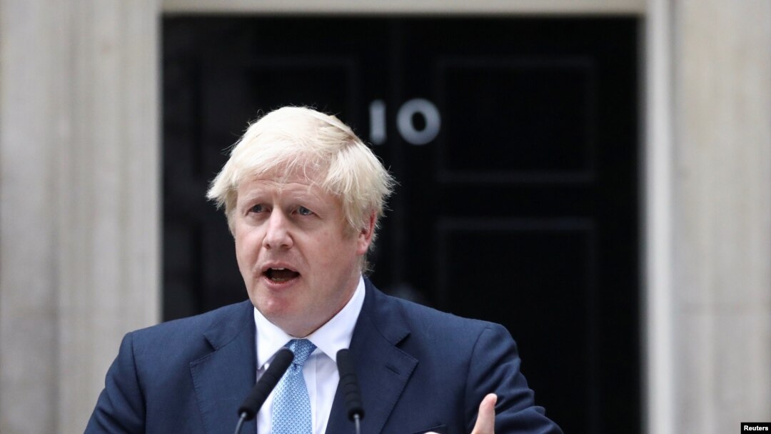 El primer ministro británico Boris Johnson habla con periodistas afuera de la residencia oficial de los líderes de su país, en el número 10 de Downing St., en Londres. 2 de septiembre de 2019. 