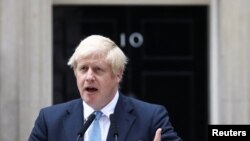 El primer ministro británico Boris Johnson habla con periodistas afuera de la residencia oficial de los líderes de su país, en el número 10 de Downing St., en Londres. 2 de septiembre de 2019. 