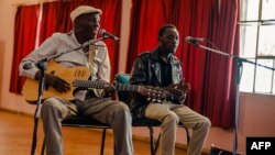 Le musicien Tuku en répétition avec un groupe de jeunes musiciens à Norton, à 45 km de Harare, le 12 janvier 2018.