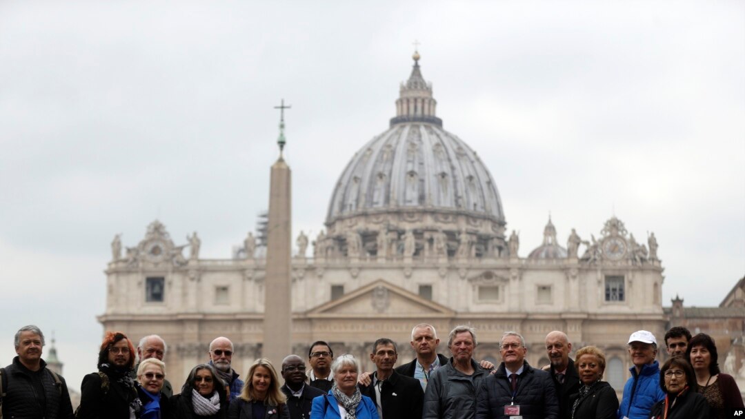 Abo ni abagize umuryango w'abahohotewe n'abihaye Imana ba Kiliziya Gaturika bari ku rubuga rwa Mutagatifu Petero i Vatican tariki ya 18/02/2019