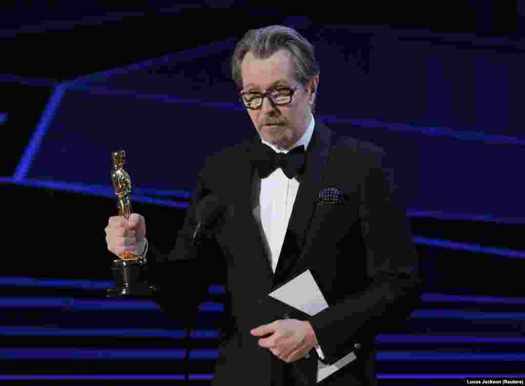 Gary Oldman recebeu o Oscar para Melhor Actor na edição 90 dos Oscars, pelo filme &quot;The Darkest Hour&quot; (A Hora Mais Negra), no papel de Winston Churchill