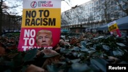 Para demonstran di Inggris melakukan aksi protes menentang Donald Trump di luar Kedutaan AS di London hari Jumat (20/1) bertepatan dengan pelantikan Trump sebagai Presiden AS ke-45.