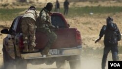 Rebèl k ap kouri nan Libi apre fòs Kadhafi yo pase a latak