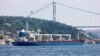 Sierra Leona bandıralı kuru yük gemisi Razoni İstanbul Boğazı'ndan geçerken