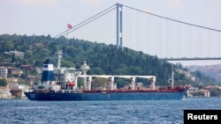 Sierra Leona bandıralı kuru yük gemisi Razoni İstanbul Boğazı'ndan geçerken