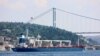 Kapal Razoni yang berbendera Sierra Leone dan membawa gandum, berlayar di Selat Bosphorus di Istanbul, Turki (3/8). 